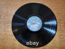 HAND SIGNED WAYLON JENNINGS 1982 EXCELLENT, WAYLON And WILLIE WWII LP33