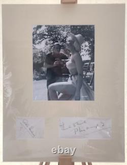 Affichage de photo montée dédicacée signée à la main par Carol Lesley et Leslie Phillips