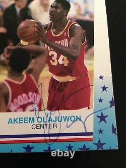 Akeem Olajuwon Hof Vintage Hand Signé Dans Pen Fleer Sticker Avec Coa Full Signature