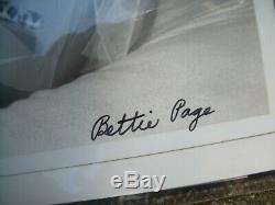 Bettie Page- 8x10 Main Signe B & W Avec Coa Autograph / Awesome! Prix ​​réduit