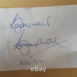 Bobby Moore Signée À La Main Autograph West Ham Utd Angleterre Coupe Du Monde 1966