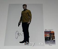 Chris Pine Signé À La Main 11x14 Star Trek Kirk Authentic Autograph Jsa Coa
