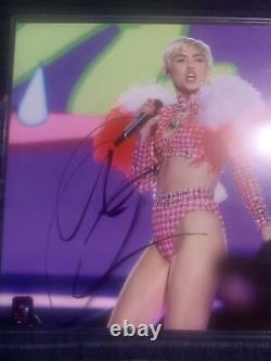 Cyrus Miley 8x10 Signé À La Main Photo Psa Coa Gai Jsa Autographié