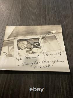 DOUGLAS CORRIGAN DANS LE MAUVAIS SENS signé à la main ? Et daté 1939 Taille 4x3 Encre ?