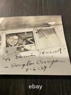 DOUGLAS CORRIGAN DANS LE MAUVAIS SENS signé à la main ? Et daté 1939 Taille 4x3 Encre ?