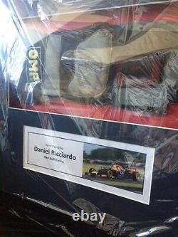 Daniel Ricciardo Signé À La Main F1 Omp Gants Et Photo Encadrée Red Bull Display