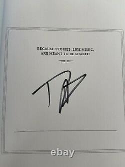 Dave Grohl Signé Le Livre D'entreprises Foo Fighters Nirvana In Hand Autographié