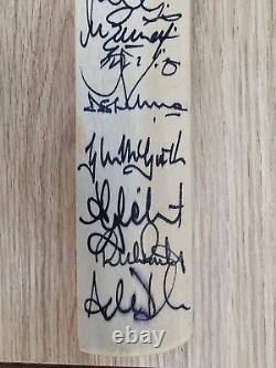 Équipe de cricket australienne - Batte miniature signée à la main par Warne, Ponting et Waugh.
