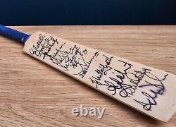 Équipe de cricket australienne - Batte miniature signée à la main par Warne, Ponting et Waugh.