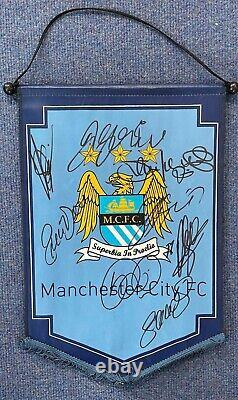Fanion de Manchester City signé à la main par 9 légendes avec des autographes fantastiques