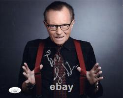 LARRY KING PHOTO COULEUR 8x10 SIGNÉE À LA MAIN, SUPERBE POSE RARE POUR BOB JSA