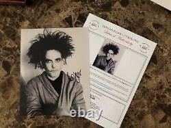 La Cure Photo 8 x 10 Signée à la Main par ROBERT SMITH Inclut un Certificat d'Authenticité