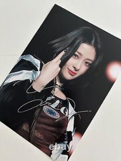 La photo autographiée de Yunjin signée à la main par LE SSERAFIM