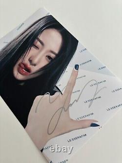 La photo autographiée de Yunjin signée à la main par LE SSERAFIM