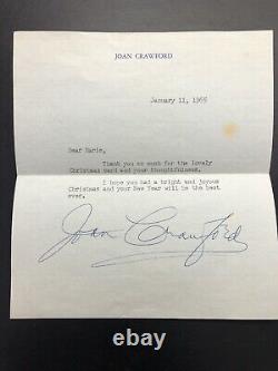 Lettre et enveloppe signées à la main par Joan Crawford avec un stylo à bille bleu en 1965