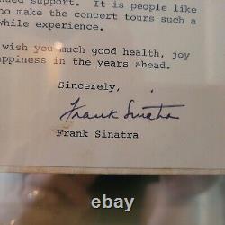 Lettre personnelle originale de Frank Sinatra signée à la main et autographiée dans un étui en verre.