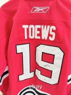 Maillot dédicacé de Jonathan Toews avec certificat d'authenticité BAS