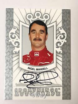Nigel Mansell Auto F1 Newman-hass 2007 Sportkings Silver Edition Hand Signed translated in French is:

Nigel Mansell Auto F1 Newman-hass 2007 Édition Sportkings Argent Signature Manuscrite
