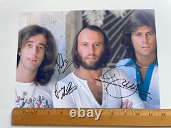 Photo 8 x 12 signée à la main par Barry, Robin et Maurice Gibb avec certificat d'authenticité