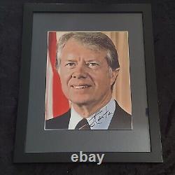 Photo 8X10 signée à la main par Jimmy Carter AVEC COA Encadrée en noir avec tapis bleu
