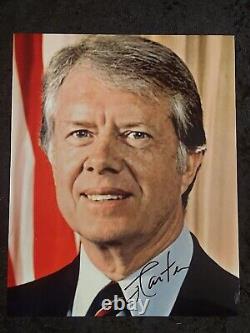 Photo 8X10 signée à la main par Jimmy Carter AVEC COA Encadrée en noir avec tapis bleu