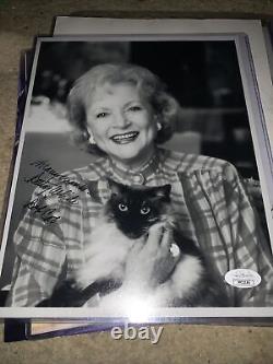 Photo 8x10 signée à la main par Betty White avec la mention 'Merci d'être une amie' JSA