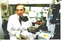Photo couleur 4x6 signée à la main par Robert Gallo, découvreur du VIH, avec certificat d'authenticité de JG Autographs
