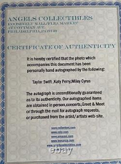 Photo dédicacée à la main par Taylor Swift, Katy Perry et Miley Cyrus, avec certificat d'authenticité, en parfait état.