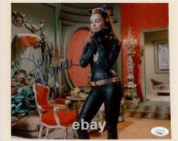 Photo dédicacée autographiée en main 8X10 de Julie Newmar Batman Catwoman avec un certificat JSA COA.