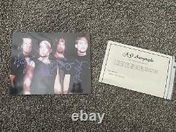 Photo dédicacée en main réelle du groupe Disturbed, format 8x10, avec tous les membres du groupe ! COA