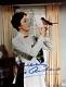 Photo Signée De Julie Andrews Magnifique - Tenant Robin - Certificat D'authenticité De Mary Poppins