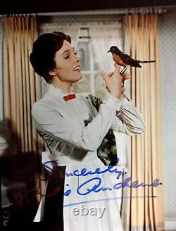 Photo signée de Julie Andrews magnifique - tenant Robin - Certificat d'authenticité de Mary Poppins