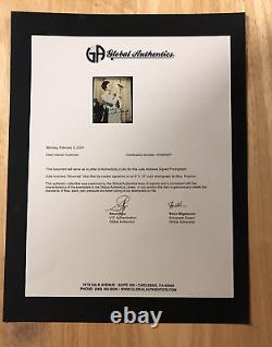 Photo signée de Julie Andrews magnifique - tenant Robin - Certificat d'authenticité de Mary Poppins