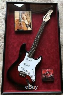 Taylor Swift Guitare Photo Signée À La Main Cadres Autographié Grande Rare Collect