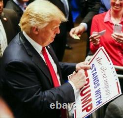 Trump Pence Hand A Signé Un Signe De Campagne. Preuve